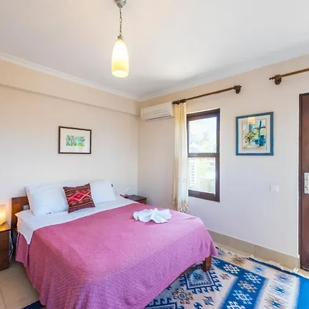 Gebze Sleeps 9 Pool Air Con Wifi