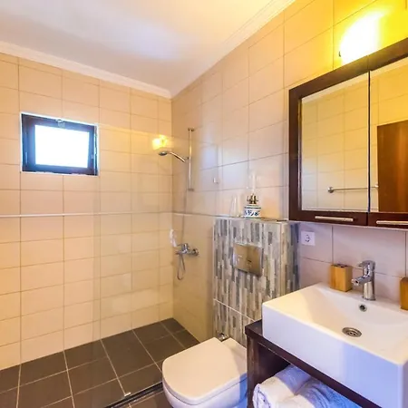 Gebze Sleeps 9 Pool Air Con Wifi فيلة